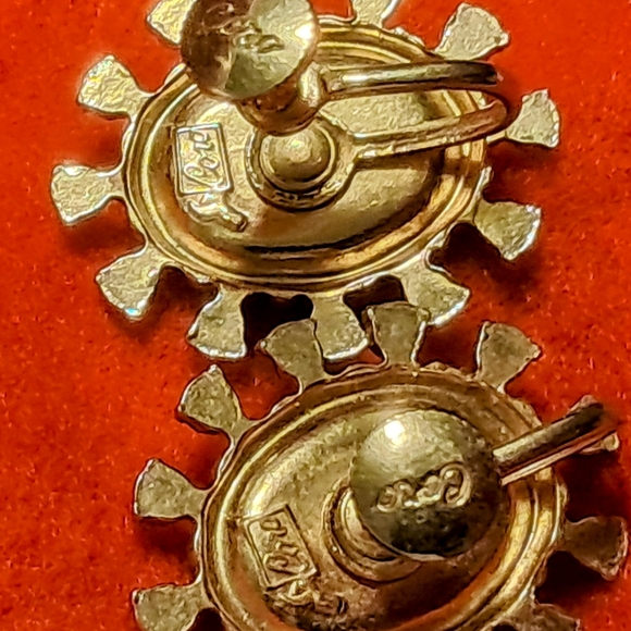 1950s Vintage CORO Pegasus screwback Red Cameo & Rhinestone Earrings. - Picture 3 of 4